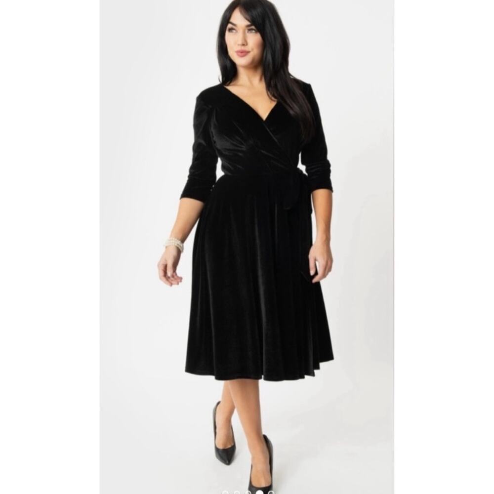 Unique Vintage 1940s Style Kelsie Black Velvet Wrap Dress Size Large - Picture 2 of 7